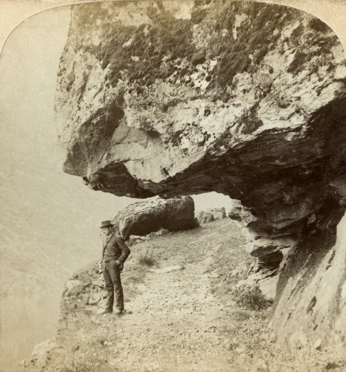 Naeroyfjord, Sogne, नॉर्वे को देखने वाली चट्टान पर आदमी। द्वारा बर्ट अंडरवुड