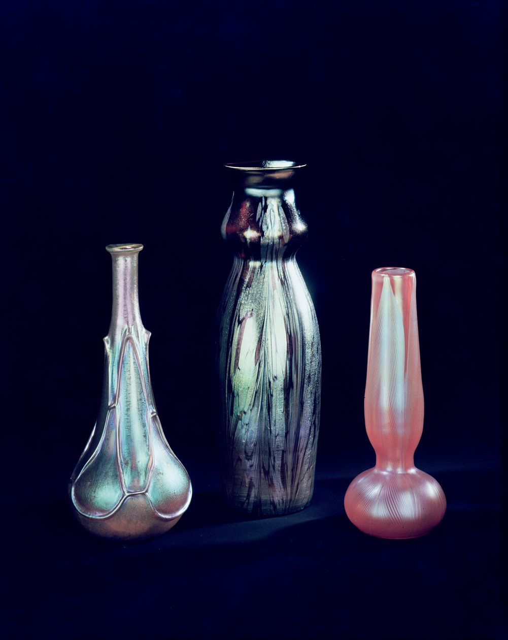 Vases का संग्रह, संभवतः Loetz, c.1900 ग्लास द्वारा बोहेमियन स्कूल
