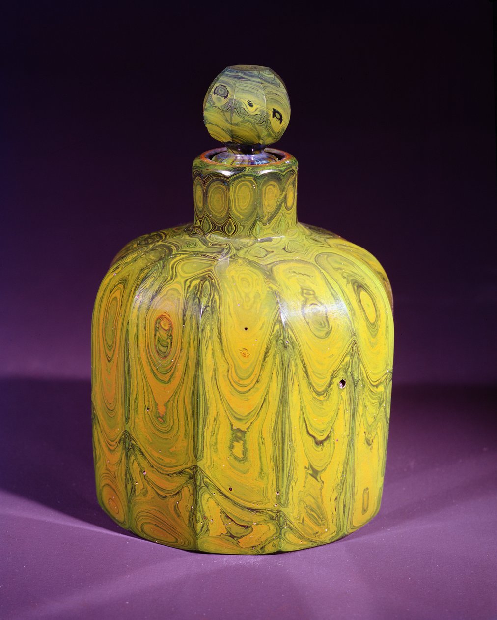 Lithyalin खुशबू की बोतल और डाट, c.1830 (ग्लास) द्वारा बोहेमियन स्कूल