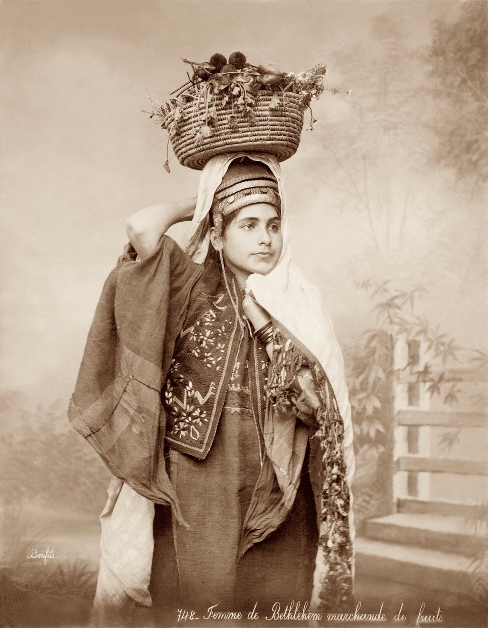 सिर पर फल की टोकरी वाली महिला, c.1867-98 द्वारा बोनफिल का स्टूडियो