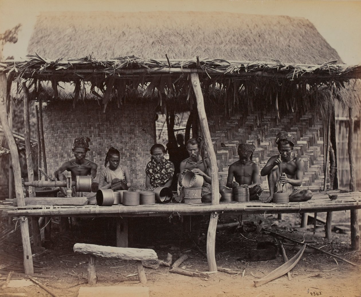 बर्मीज़ बनाना लाका काम, 1887 द्वारा ब्रिटिश फोटोग्राफर