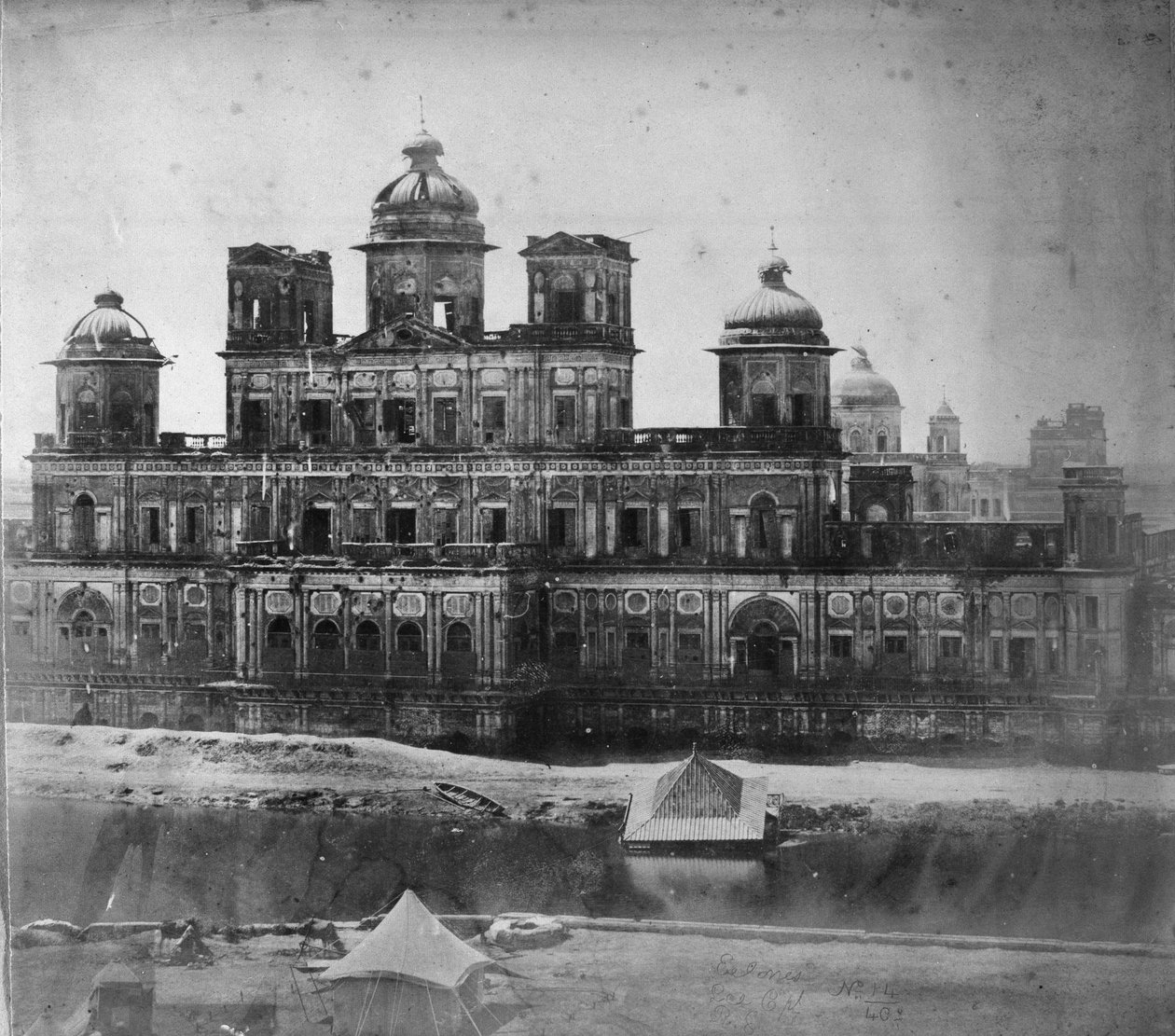 चट्टा मंजिल, लखनऊ, 1858 द्वारा ब्रिटिश फोटोग्राफर