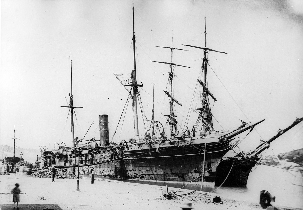 सेंट लूसिया कोयला स्टेशन में HMS Ebro, c.1880s द्वारा ब्रिटिश फोटोग्राफर