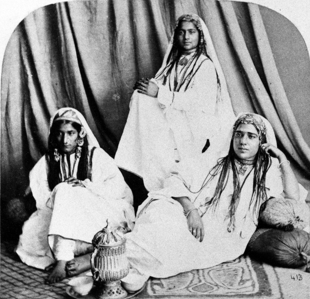 कश्मीरी Nautch गर्ल्स, c.1860s द्वारा ब्रिटिश फोटोग्राफर