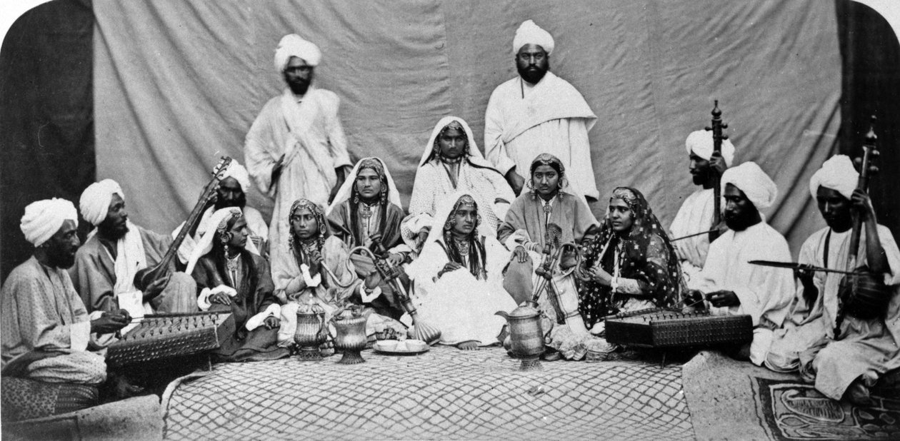 कश्मीरी Nautch गर्ल्स, c.1860s द्वारा ब्रिटिश फोटोग्राफर