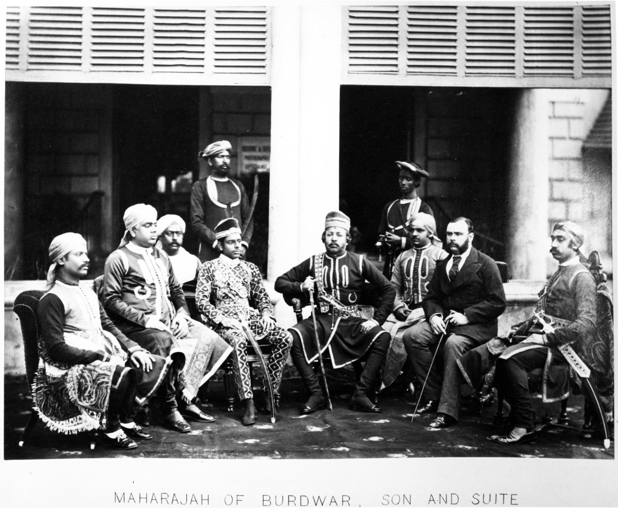 महाराजा महताब चंद बहादुर अपने बेटे और सुइट के साथ, c.1870s द्वारा ब्रिटिश फोटोग्राफर