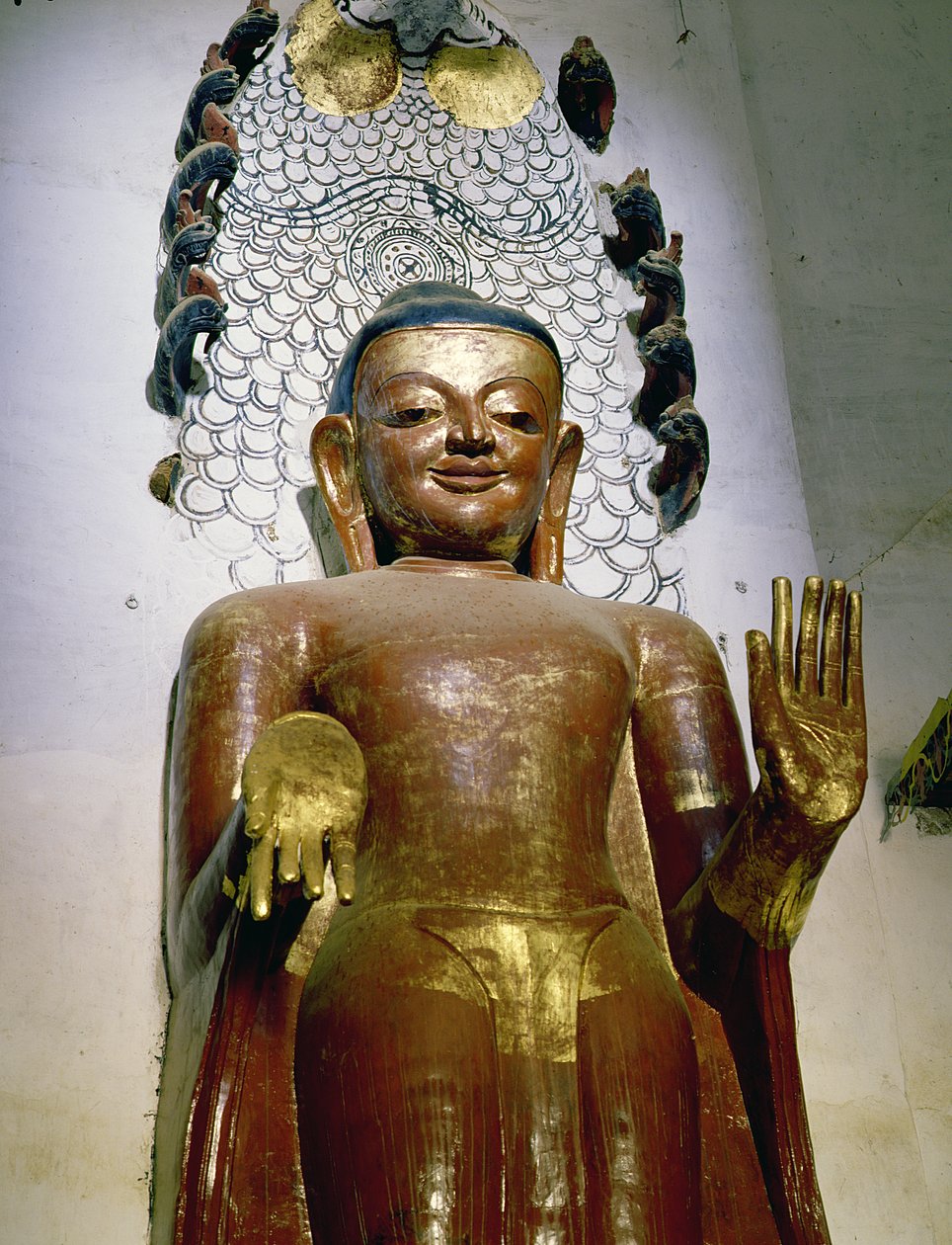 खड़ी बुद्ध की मूर्ति द्वारा बर्मी स्कूल