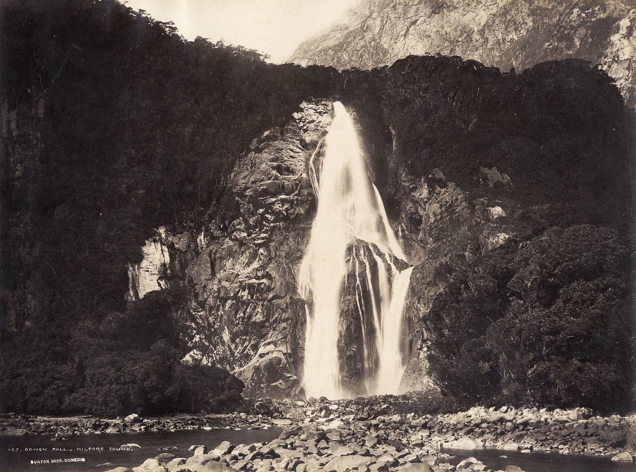 बोवेन फॉल, मिलफोर्ड साउंड, 1889 (एल्बम प्रिंट) द्वारा बर्टन ब्रदर्स स्टूडियो