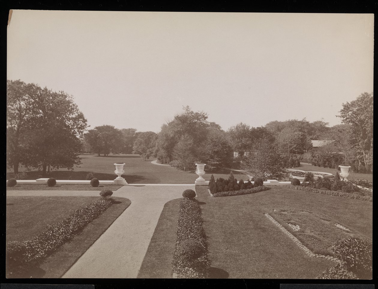 ED Berwind निवास, न्यूपोर्ट, रोड आइलैंड, c.1905 (सिल्वर जिलेटिन प्रिंट) पर एक औपचारिक उद्यान द्वारा बायरन कंपनी