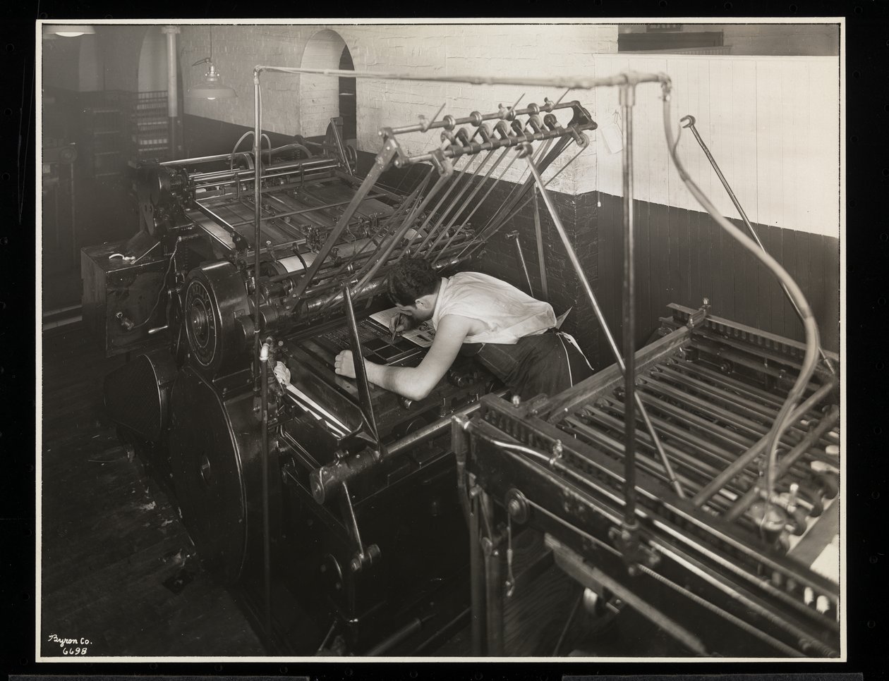 Unz und Co., 24 Beaver Street, New York, 1932 में एक प्रिंटिंग प्रेस द्वारा बायरन कंपनी