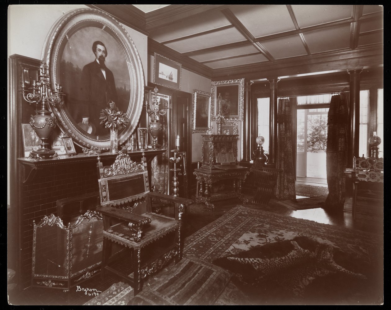 न्यूयॉर्क के टक्सेडो पार्क में वेस्टमोरलैंड डेविस के एक कमरे में 1899 (सिल्वर जिलेटिन प्रिंट) द्वारा बायरन कंपनी