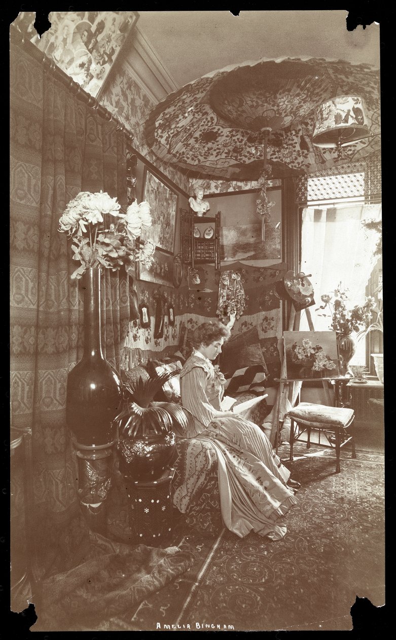 अमेलिया बिंगहैम ने अपने अपार्टमेंट में पढ़ने, c.1905 (सिल्वर जिलेटिन प्रिंट) में बैठा द्वारा बायरन कंपनी