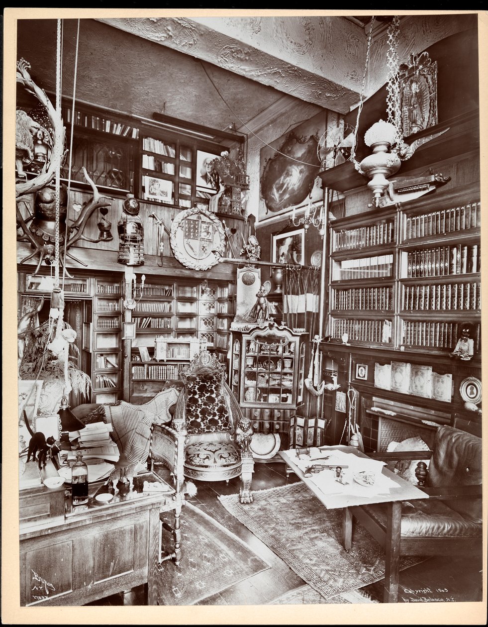 डेविड बेलास्को, 1909 (सिल्वर जिलेटिन प्रिंट) के निवास पर अलंकृत अध्ययन द्वारा बायरन कंपनी