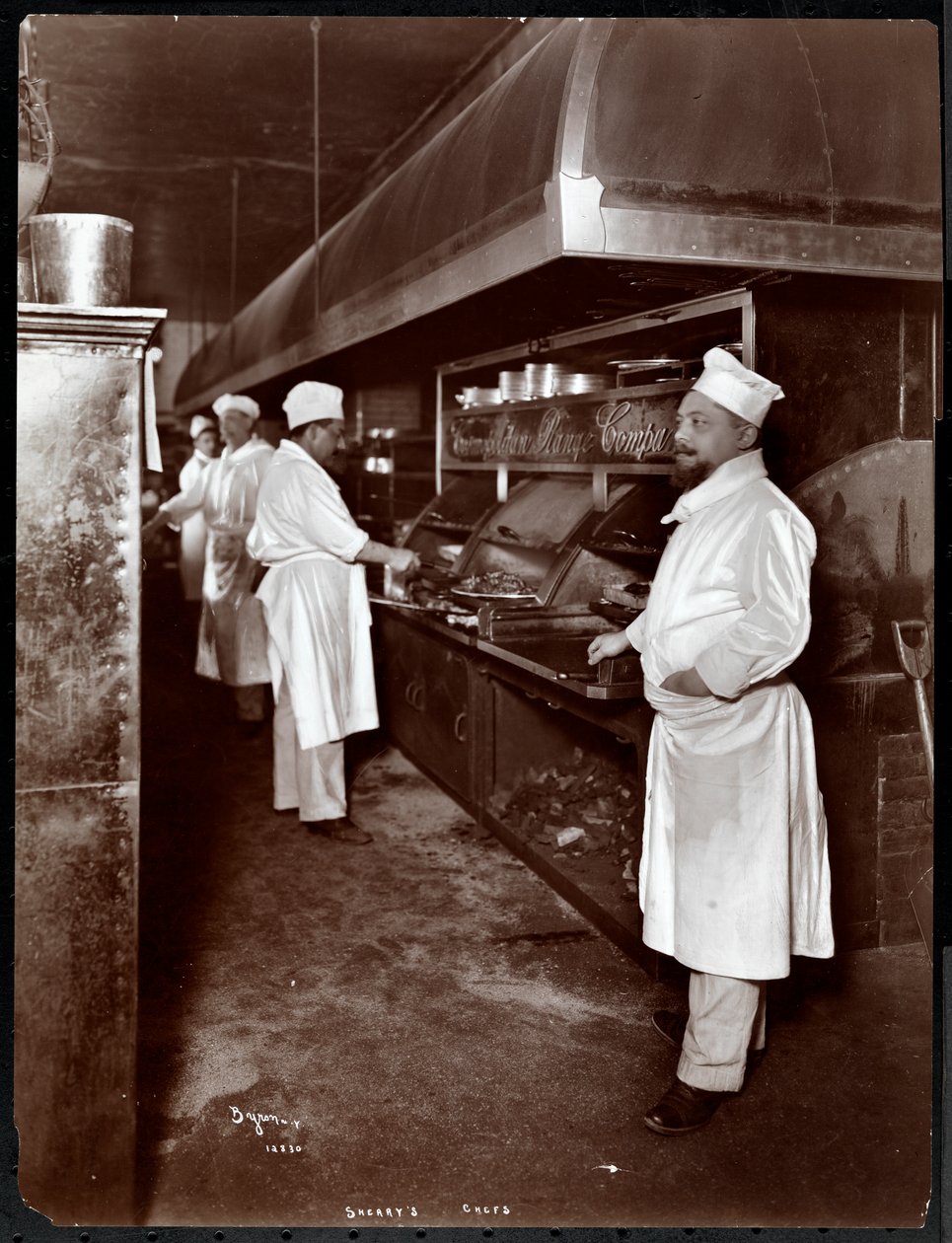 शेरी के रेस्तरां, न्यूयॉर्क में शेफ खाना पकाने, 1902 (सिल्वर जिलेटिन प्रिंट) द्वारा बायरन कंपनी