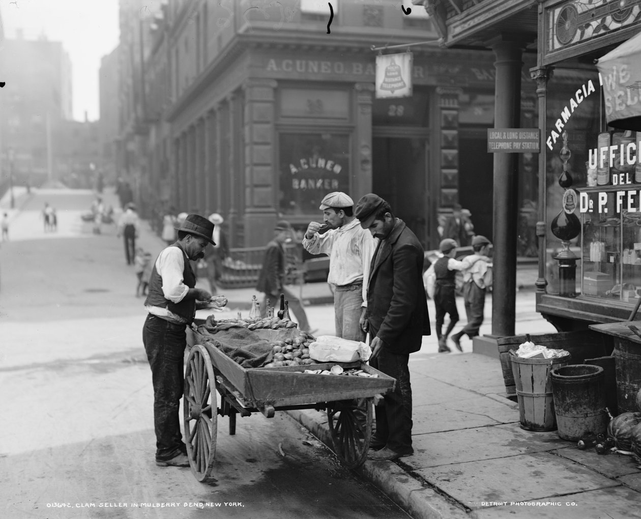 शहतूत बेंड में क्लैम विक्रेता, NY, c.1900 द्वारा बायरन कंपनी