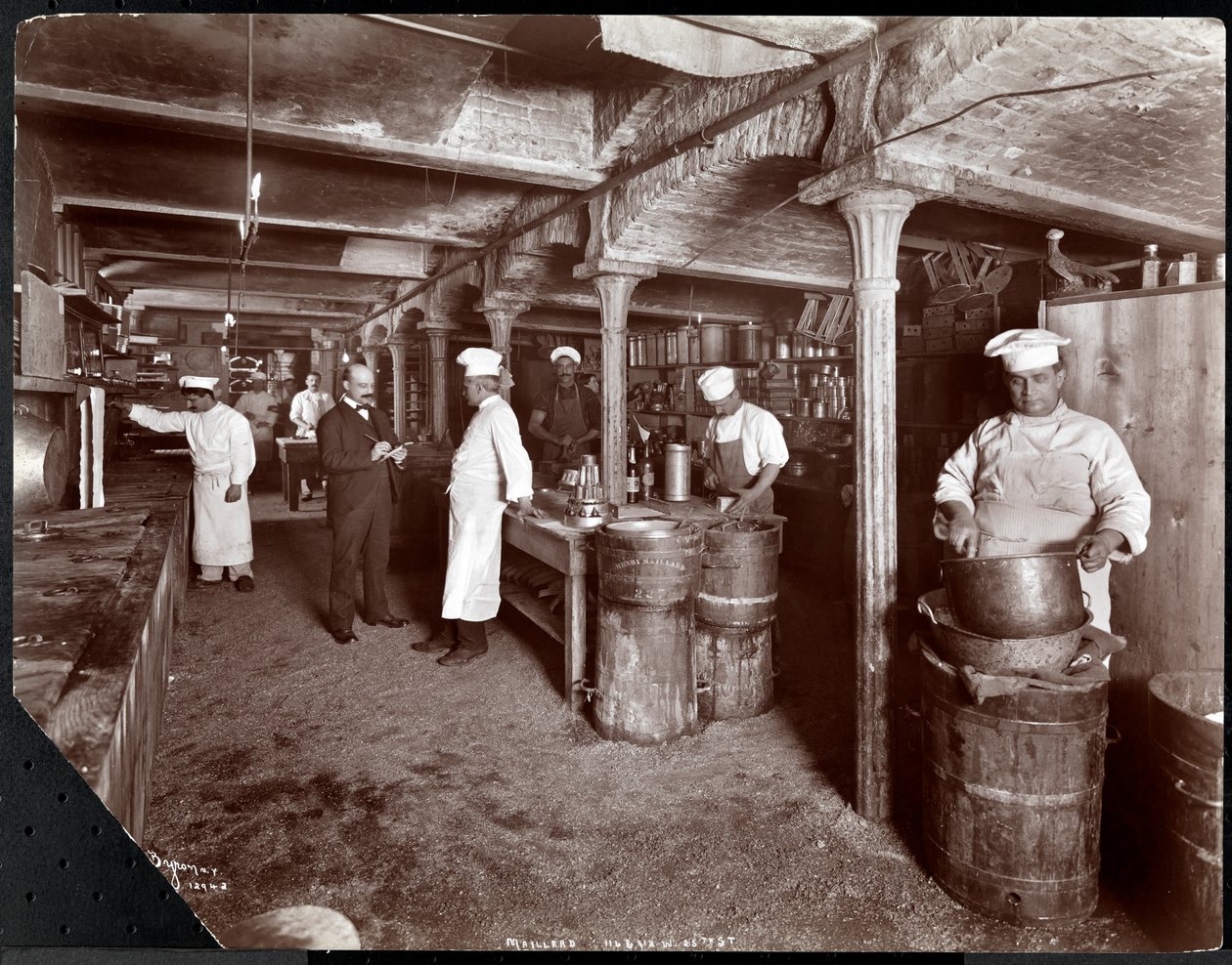 रसोई में काम करने वाले रसोइये, Maillard&39;s Chocolate Manufacturing, 116-118 West 25th Street, New York, 1902 (सिल्वर तेलिन) द्वारा बायरन कंपनी