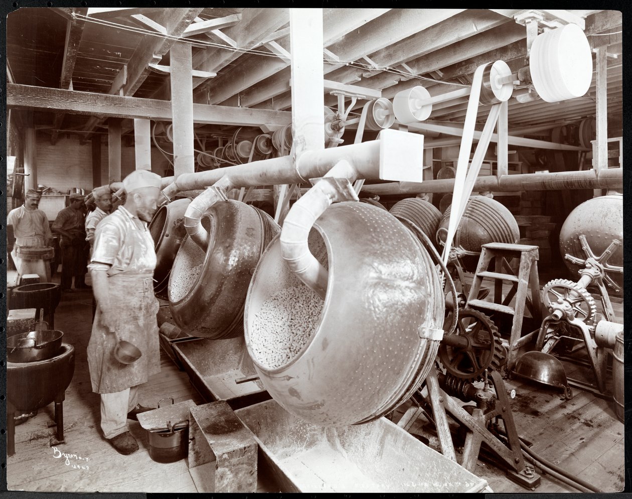 रसोई में काम करने वाले रसोइये, Maillard&39;s Chocolate Manufacturing, 116-118 West 25th Street, New York, 1902 (सिल्वर तेलिन) द्वारा बायरन कंपनी