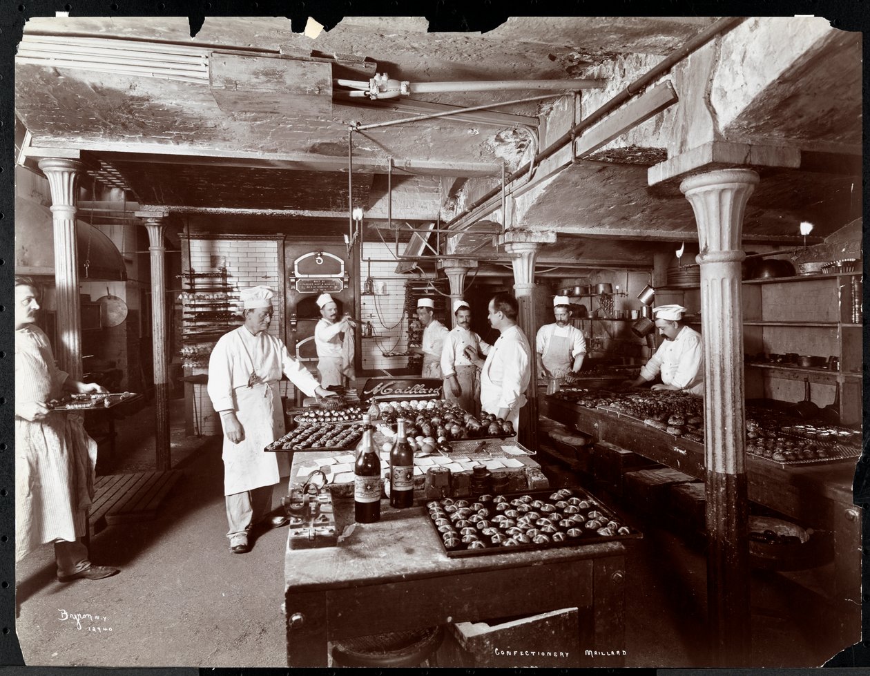 रसोई में काम करने वाले रसोइये, Maillard&39;s Chocolate Manufacturing, 116-118 West 25th Street, New York, 1902 (सिल्वर तेलिन) द्वारा बायरन कंपनी