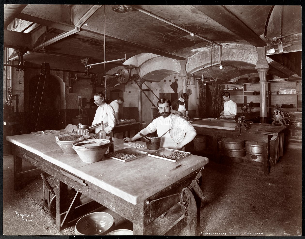 रसोई में काम करने वाले रसोइये, Maillard&39;s Chocolate Manufacturing, 116-118 West 25th Street, New York, 1902 (सिल्वर तेलिन) द्वारा बायरन कंपनी