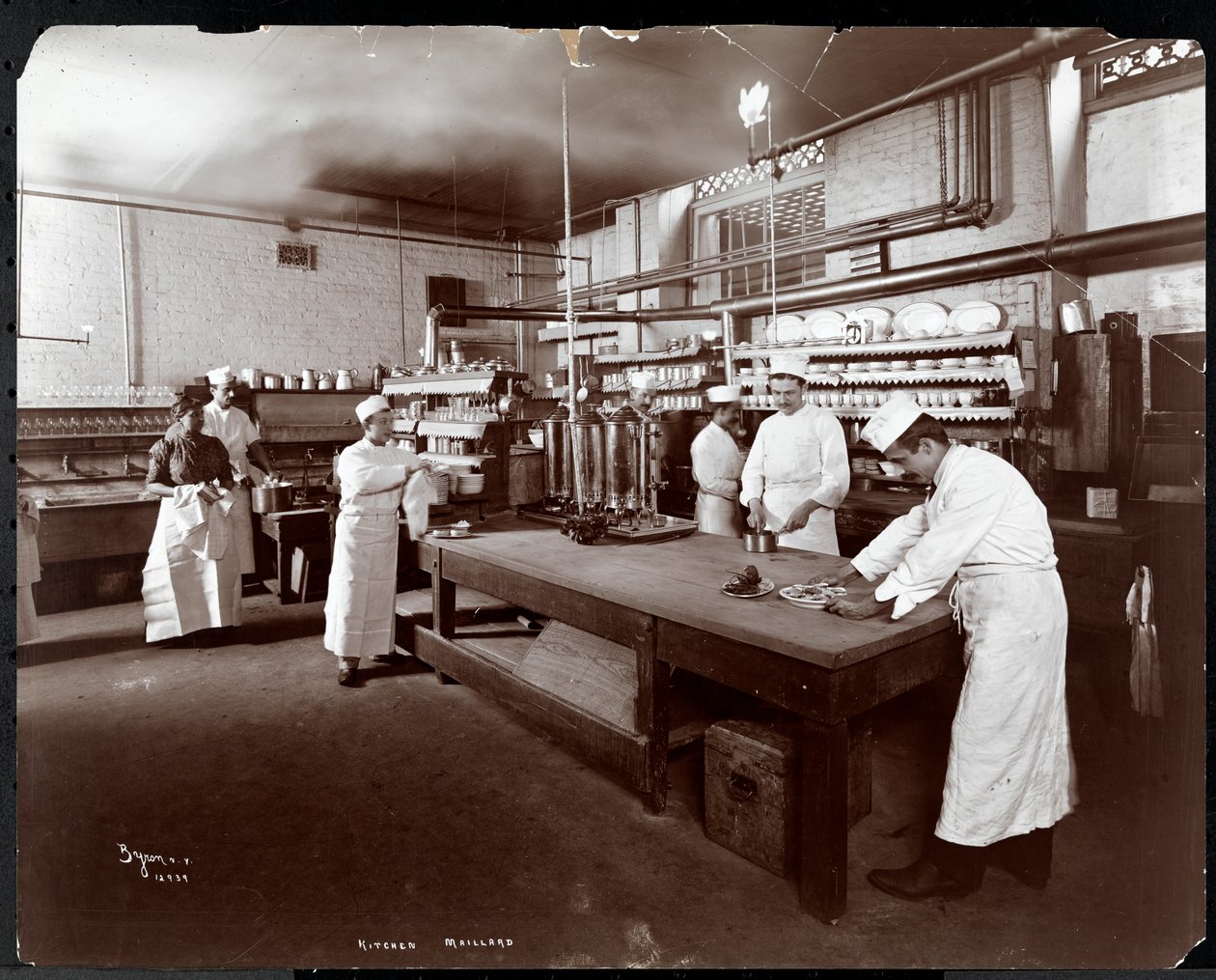रसोई में काम करने वाले रसोइये, Maillard&39;s Chocolate Manufacturing, 116-118 West 25th Street, New York, 1902 (सिल्वर तेलिन) द्वारा बायरन कंपनी