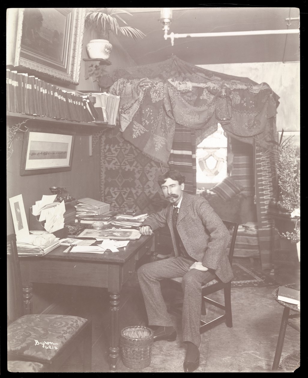 न्यूयॉर्क में घर पर अर्नेस्ट थॉम्पसन, c.1899 (सिल्वर जिलेटिन प्रिंट) द्वारा बायरन कंपनी
