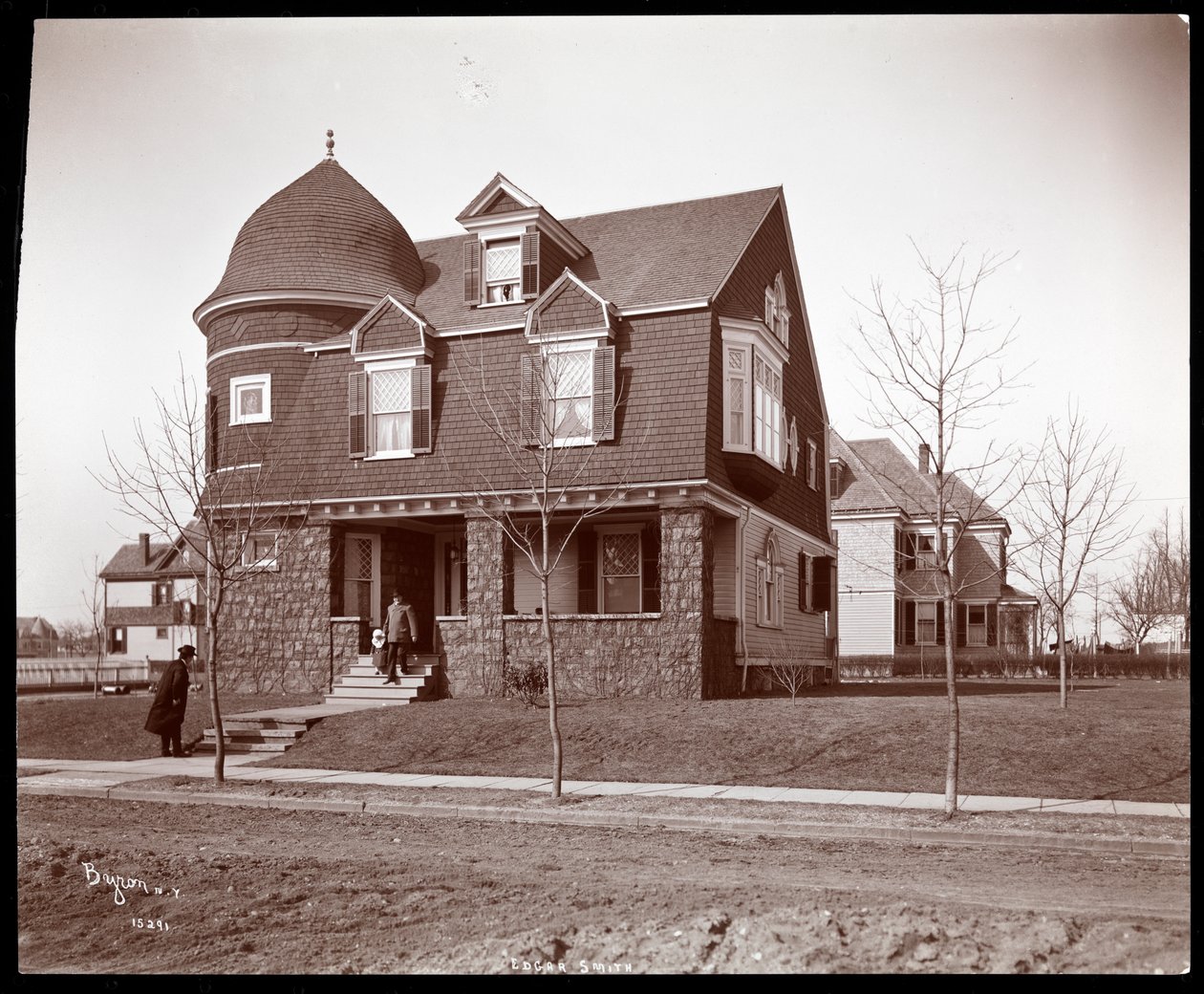 एल्गर, लांग आइलैंड, 1902-3 (सिल्वर जिलेटिन प्रिंट) में लेखक, एडगर स्मिथ के निवास का बाहरी दृश्य द्वारा बायरन कंपनी
