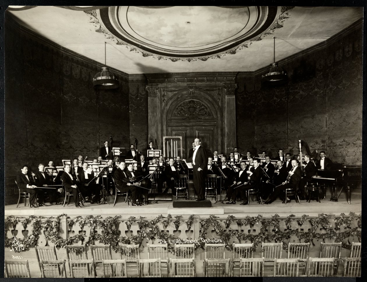 पूर्ण ऑर्केस्ट्रा मंच पर, न्यूयॉर्क, 1911 (सिल्वर जिलेटिन प्रेटिन) द्वारा बायरन कंपनी