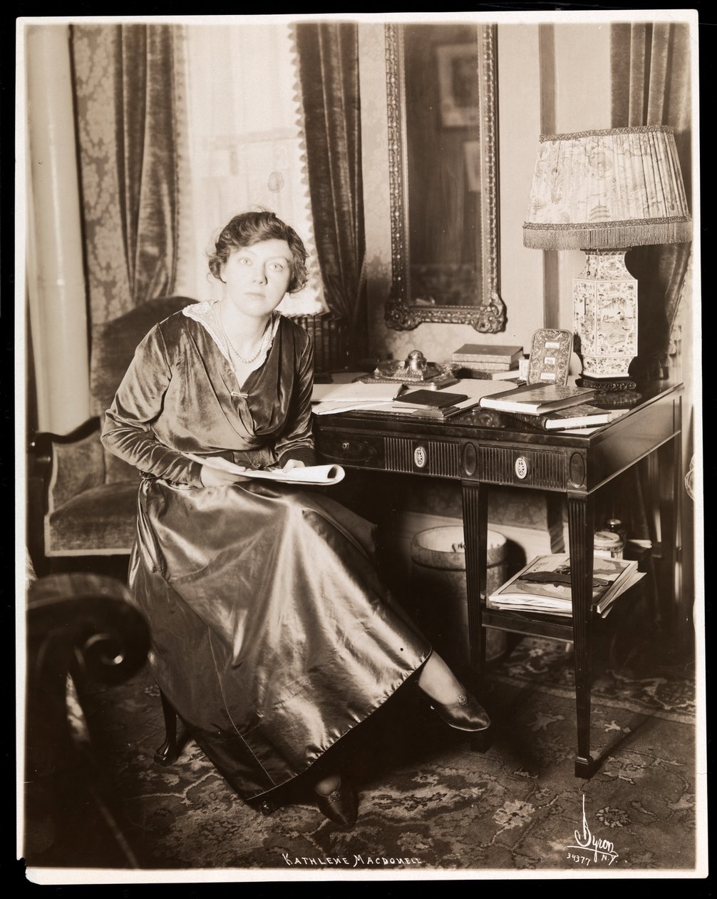 कहलीन मैकडोनेल, c.1914 (सिल्वर जिलेटिन प्रिंट) द्वारा बायरन कंपनी