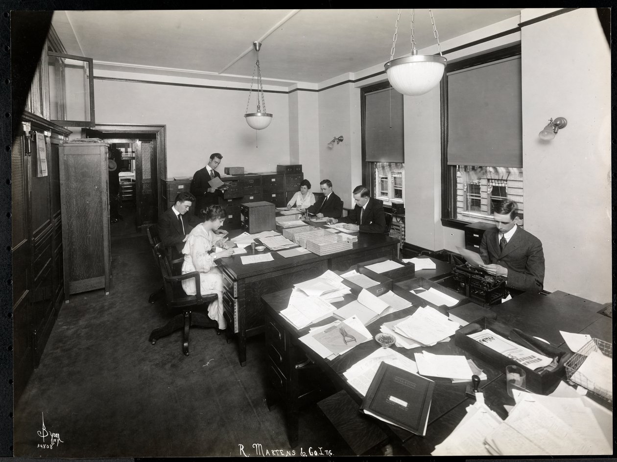 R. Martens und Co. Inc., न्यूयॉर्क, 1916-17 (सिल्वर जिलेटिन प्रिंट) के निर्यात और फाइलिंग कार्यालय में काम करने वाले पुरुष और महिलाएँ द्वारा बायरन कंपनी
