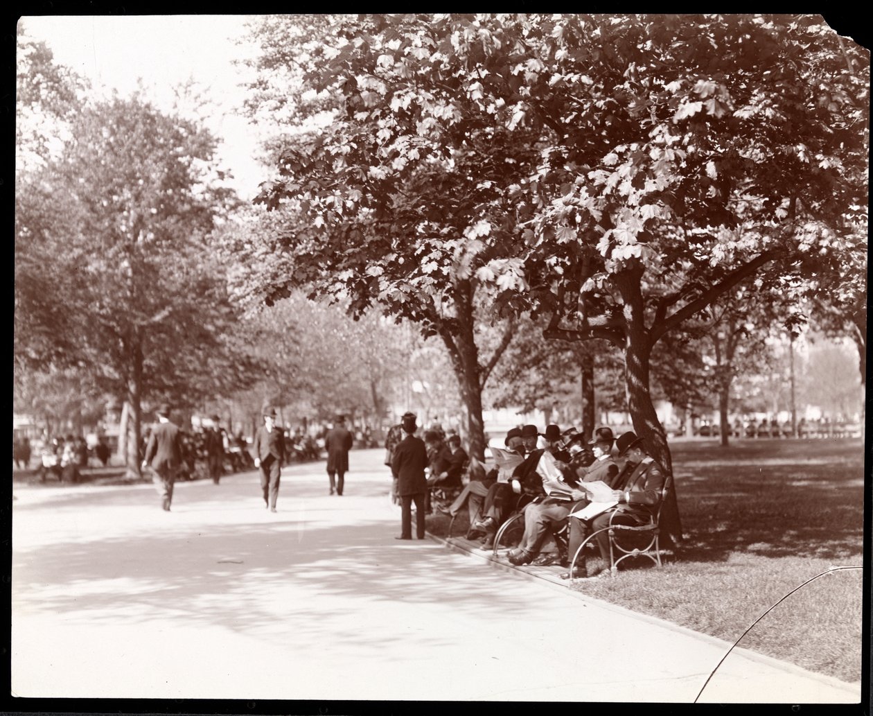 यूनियन स्क्वायर, न्यूयॉर्क में पार्क बेंच पर पुरुष, c.1903 (सिल्वर जिलेटिन प्रिंट) द्वारा बायरन कंपनी
