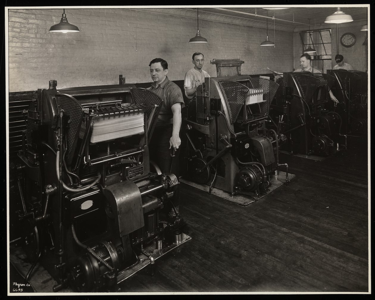 Unz und Co., 24 Beaver Street, New York, 1932 (सिल्वर जिलेटिन प्रिंट) में प्रिंटिंग प्रेस का काम करने वाले पुरुष द्वारा बायरन कंपनी