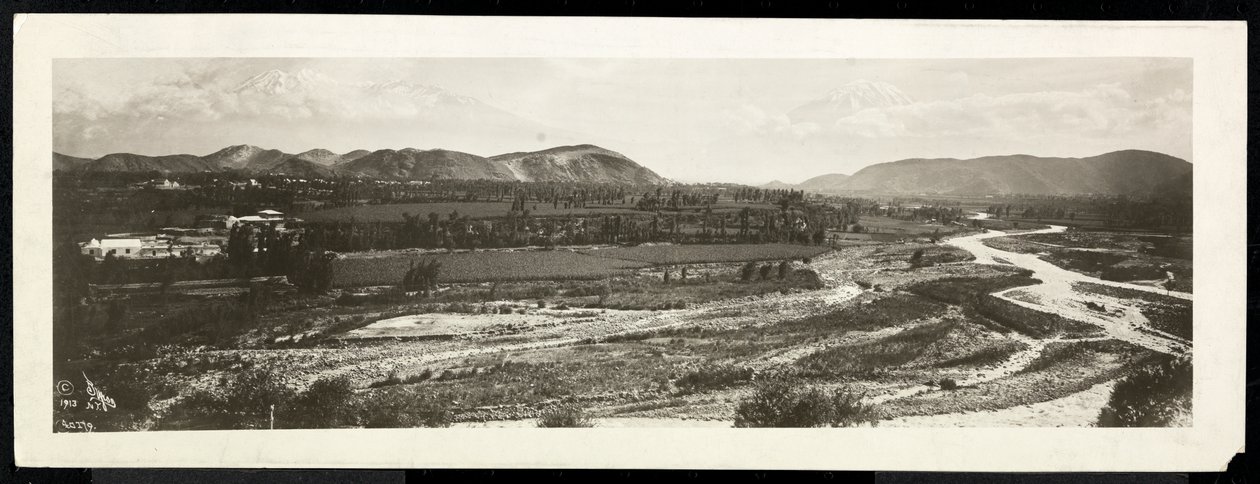 1913 से परे हिमाच्छादित पहाड़ों के साथ पनामा नहर पर या उसके आस-पास, संभवतः एक ग्रामीण दृश्य का नयनाभिराम दृश्य द्वारा बायरन कंपनी