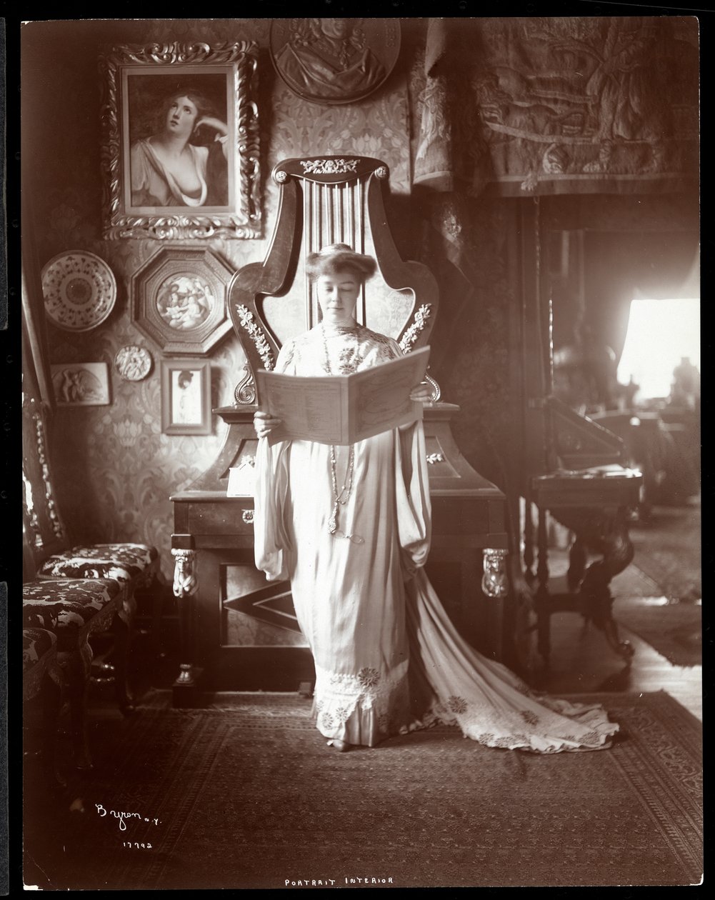 श्रीमती आईएम क्लार्क की एक खुली किताब, 1904 (सिल्वर जिलेटिन प्रिंट) के साथ पोर्ट्रेट द्वारा बायरन कंपनी