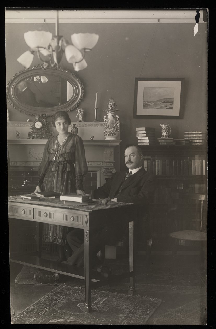 दंत चिकित्सक डॉ। गिब्सन और उनके निवास स्थान की महिला, c.1905 (सिल्वर जिलेटिन प्रिंट) द्वारा बायरन कंपनी