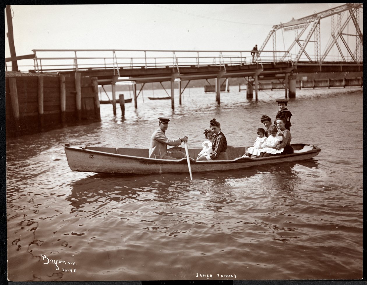 जेनेर परिवार, 1903 (सिल्वर जिलेटिन प्रिंट) द्वारा बायरन कंपनी