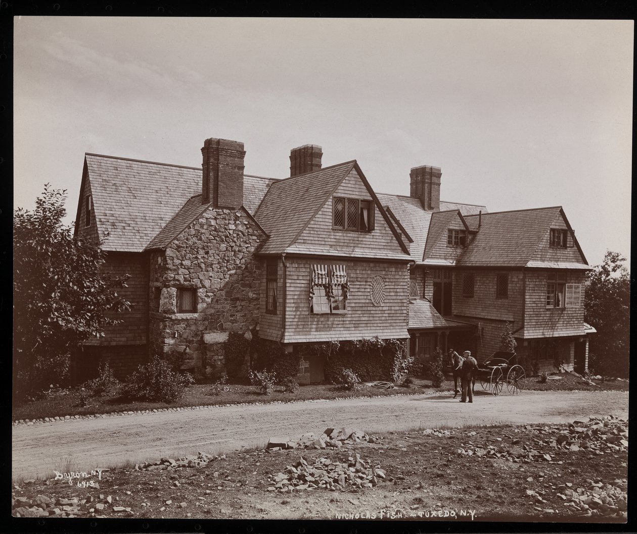 निकोलस मछली का निवास और Tuxedo Park, New York, 1899 (सिल्वर जिलेटिन प्रिंट) में ड्राइव द्वारा बायरन कंपनी