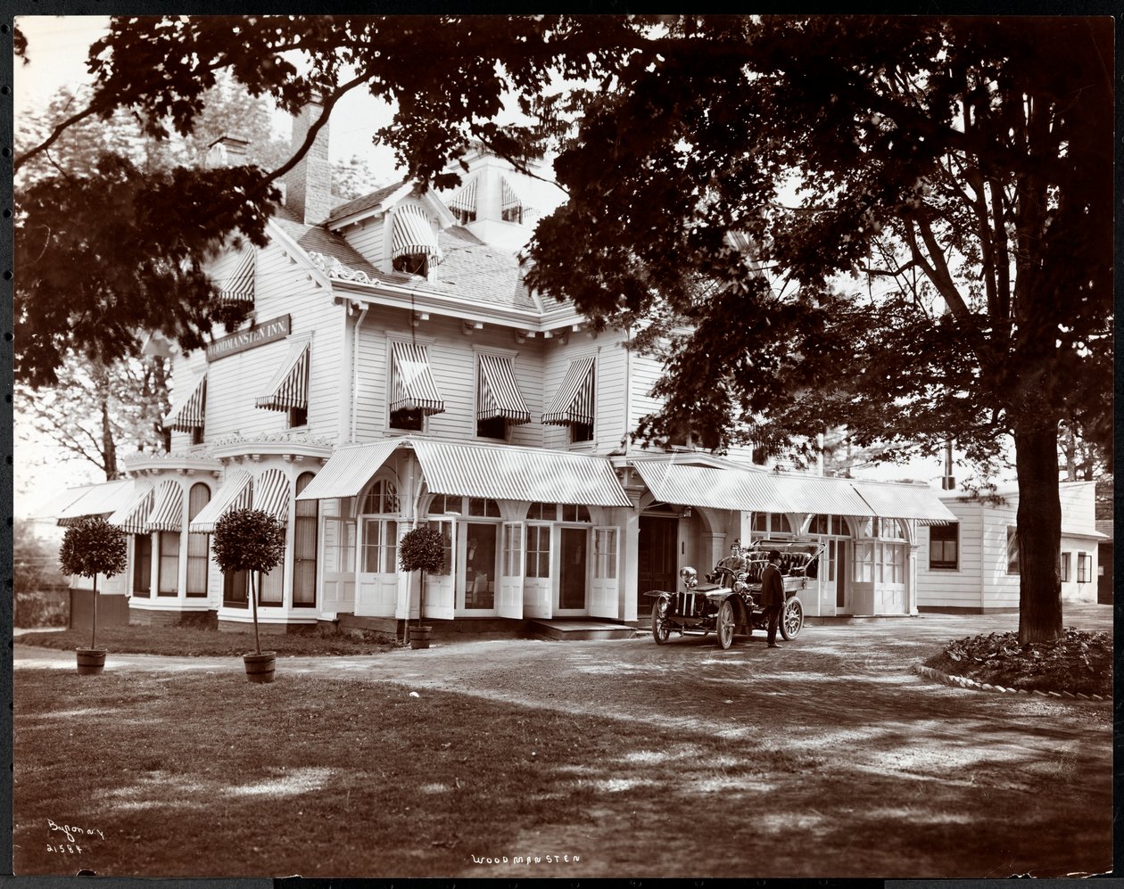 वुडमैनस्टेन इन, वेस्टचेस्टर, न्यूयॉर्क, 1906 (सिल्वर जिलेटिन प्रिंट) द्वारा बायरन कंपनी