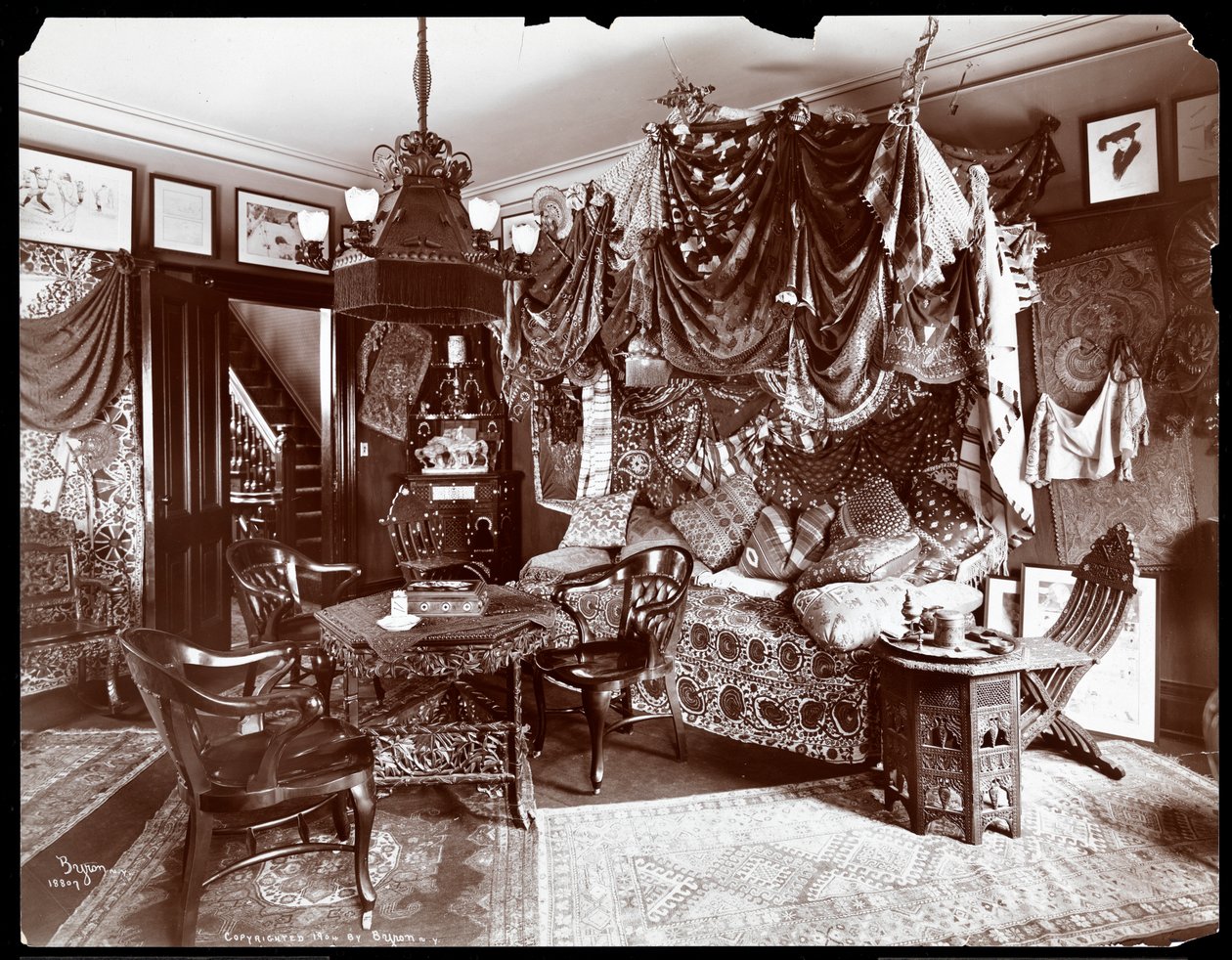 लिलियन रसेल के निवास का आंतरिक भाग, न्यूयॉर्क, 1904 (सिल्वर जिलेटिन प्रिंट) द्वारा बायरन कंपनी