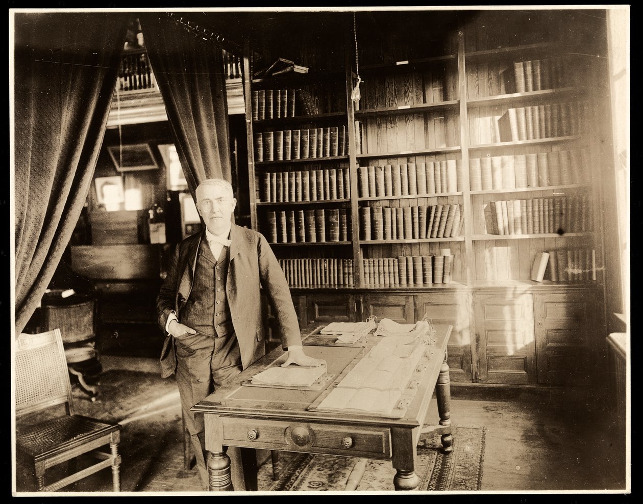 थॉमस एडिसन अपनी लाइब्रेरी में, 1904 (सिल्वर जिलेटिन प्रिंट) द्वारा बायरन कंपनी