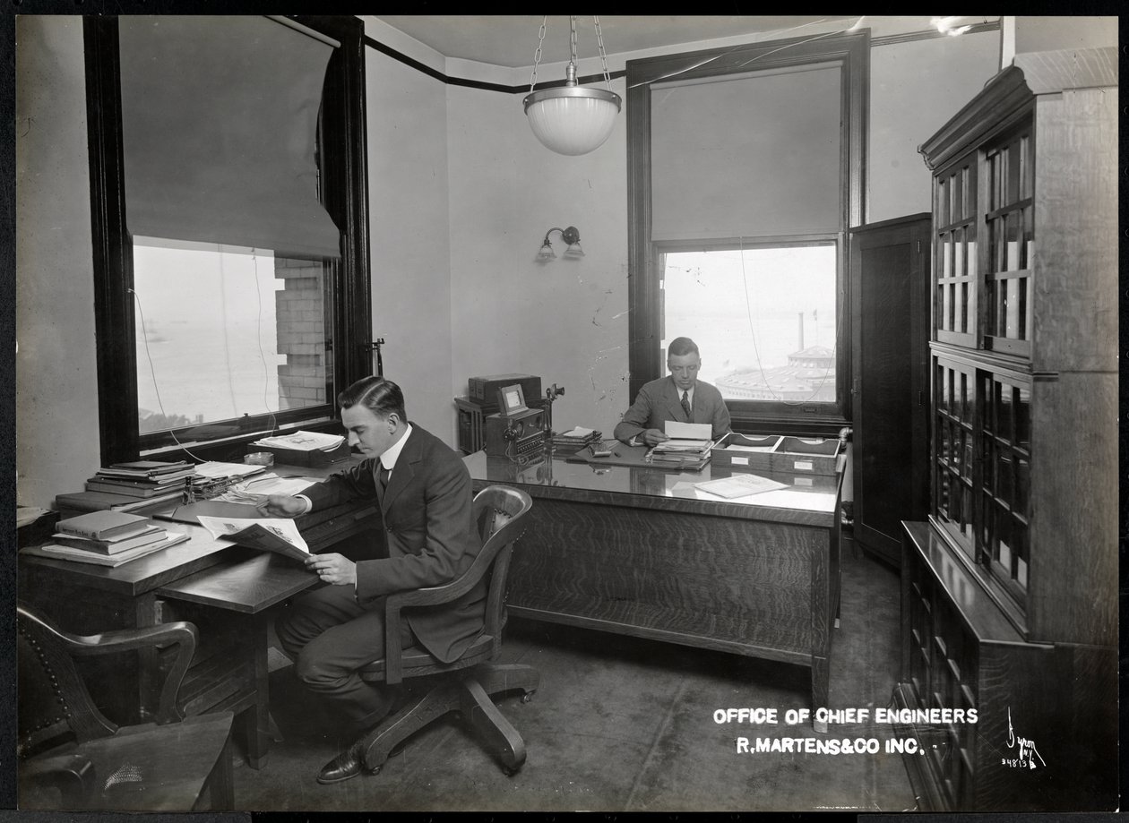 R. Martens und Co. Inc, New16, 1916 या 1917 (सिल्वर जिलेटिन) के मुख्य इंजीनियरों के कार्यालय में दो व्यक्ति द्वारा बायरन कंपनी