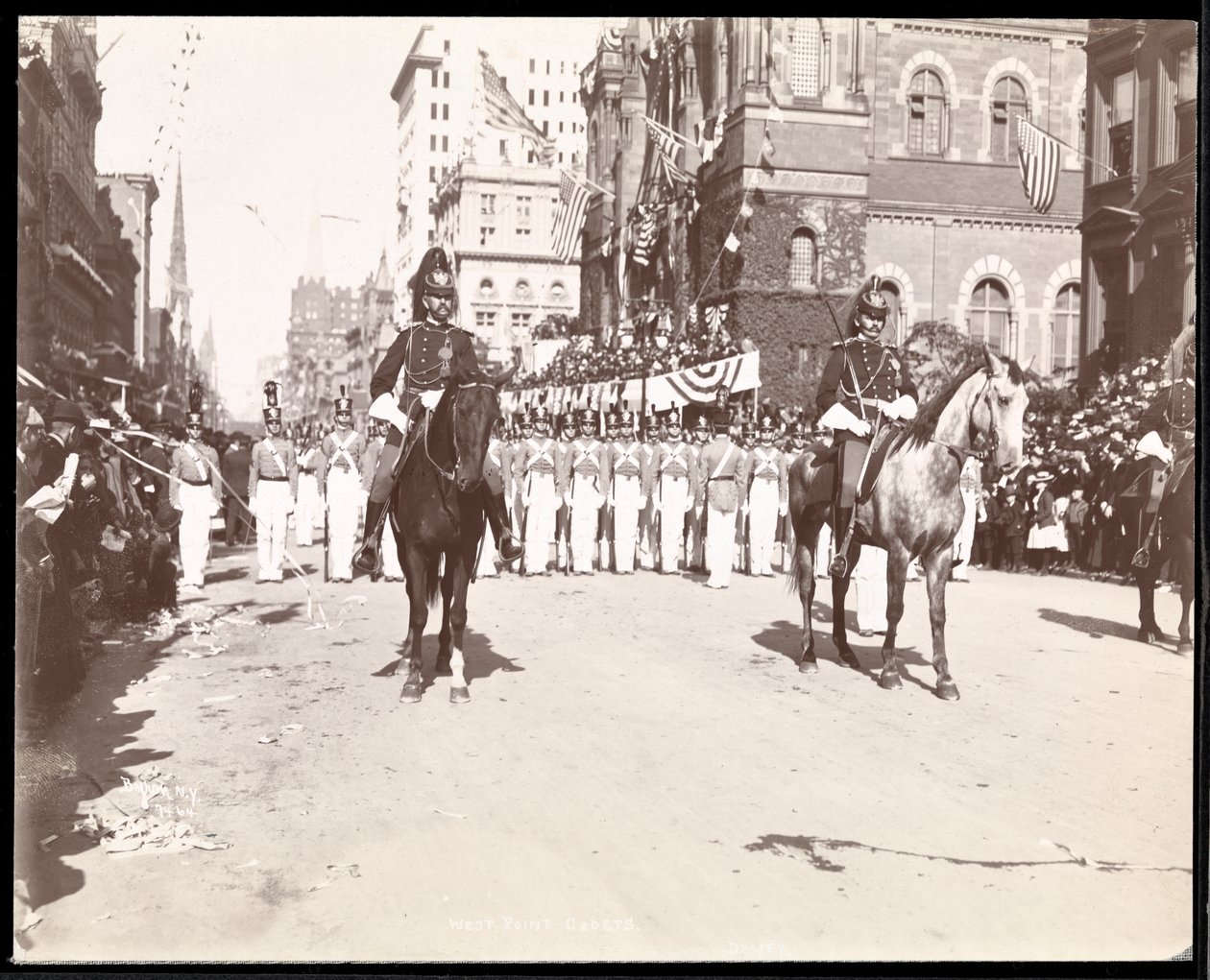 फिफ्थ एवेन्यू, न्यूयॉर्क, 1899 (सिल्वर जिलेटिन प्रिंट) पर डेवी परेड में वेस्ट प्वाइंट कैडेट्स का दृश्य द्वारा बायरन कंपनी