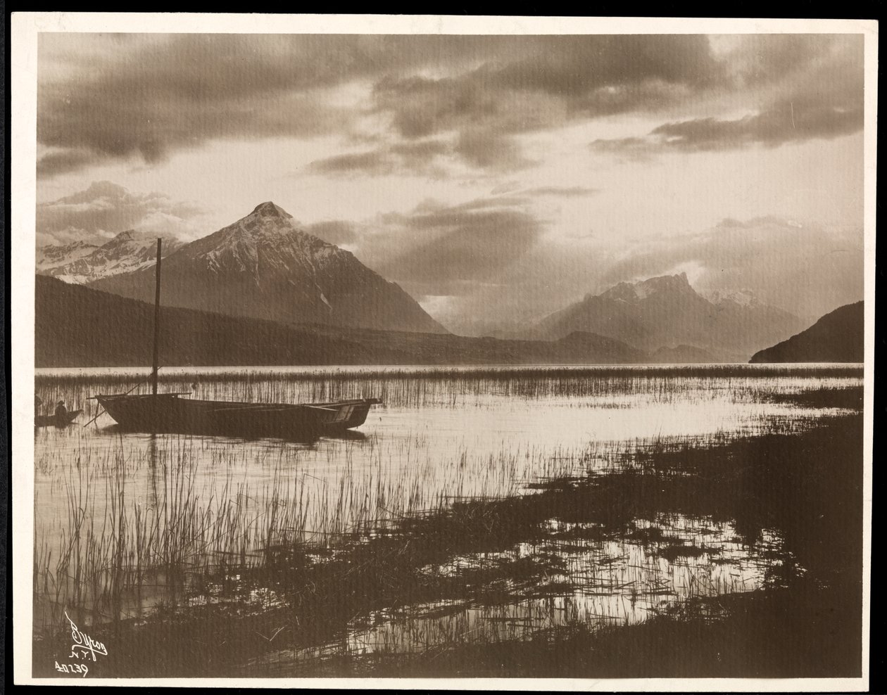 पनामा नहर, 1912 या 1913 (चांदी जिलेटिन प्रिंट) के निर्माण के दौरान एक झील और एक नाव द्वारा बायरन कंपनी