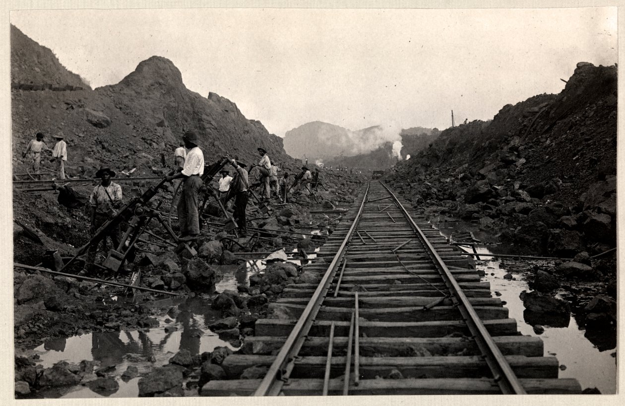 खाई, 1912 या 1913 (चांदी जिलेटिन प्रिंट) के माध्यम से रेल पटरियों के साथ पनामा नहर की खुदाई करने वाले मजदूरों का दृश्य द्वारा बायरन कंपनी