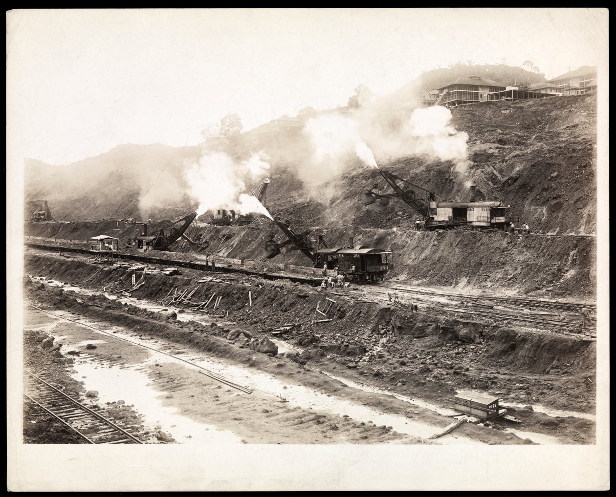 पनामा नहर, 1912 या 1913 (सिल्वर जिलेटिन प्रिंट) के निर्माण पर काम करने वाली बड़ी खुदाई मशीनों का दृश्य द्वारा बायरन कंपनी