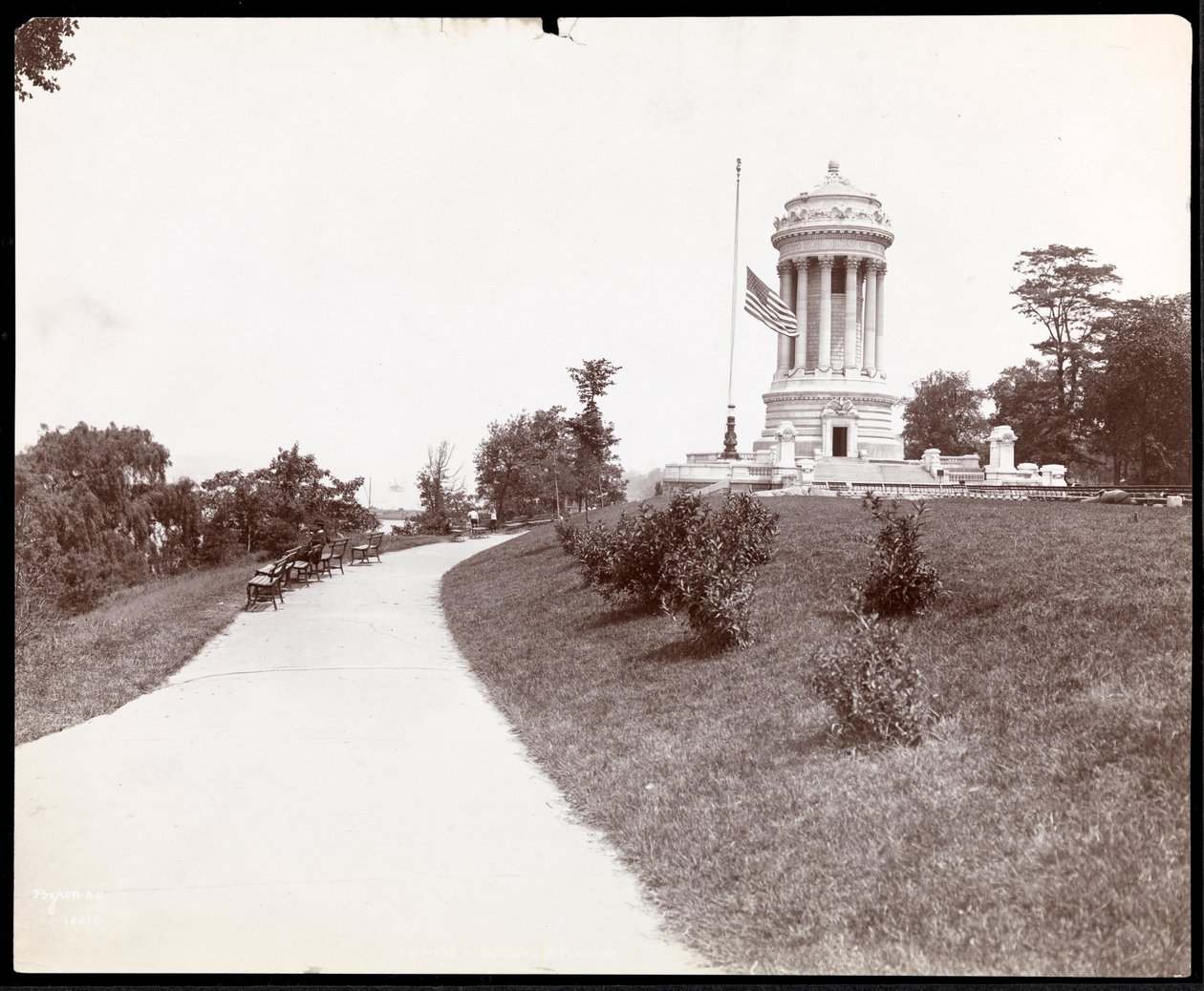 सोल्जर्स और नाविकों के स्मारक और रिवरसाइड पार्क, न्यूयॉर्क, 1904 (सिल्वर जिलेटिन प्रिंट) में एक आसन्न आधा झंडा द्वारा बायरन कंपनी