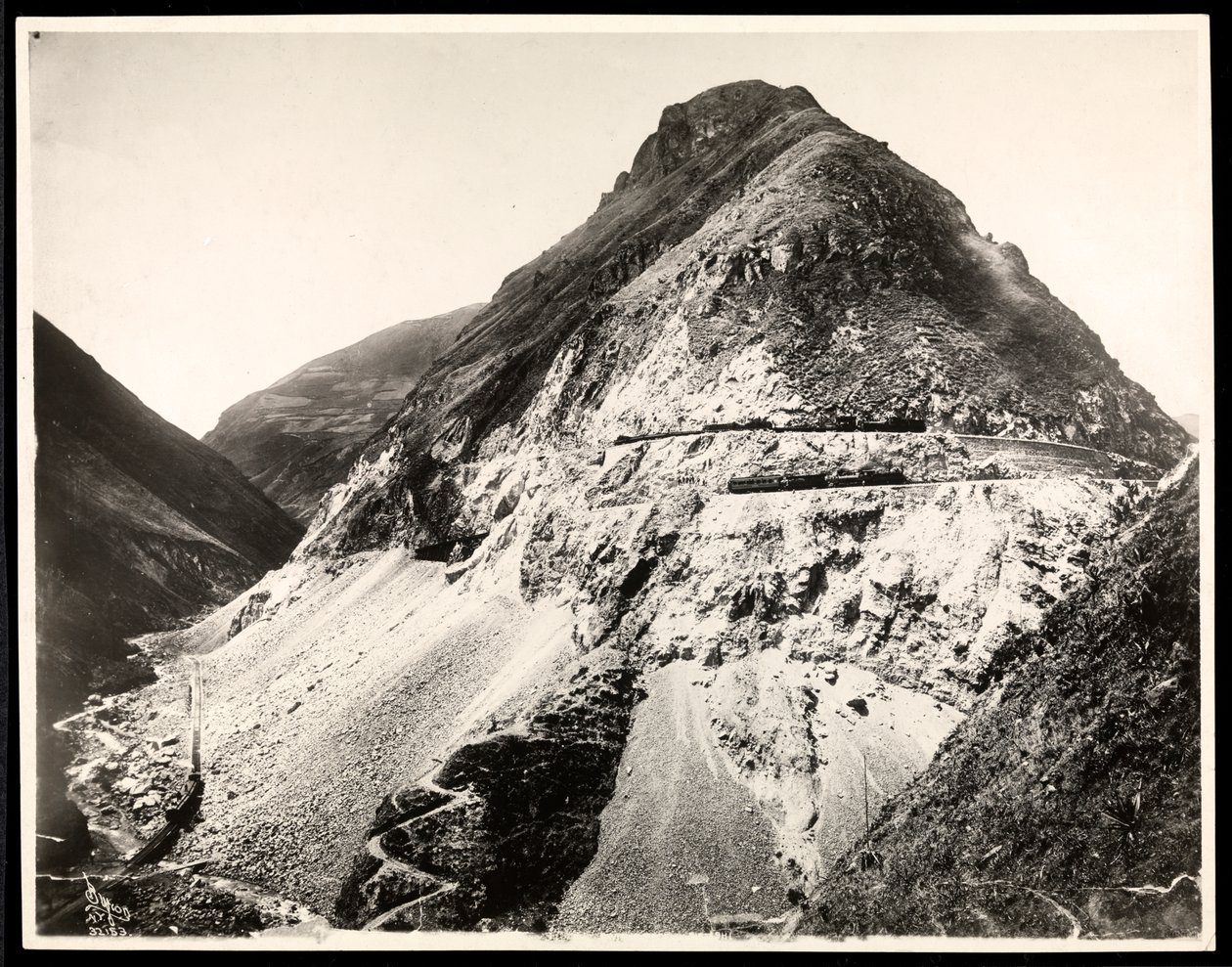 पनामा नहर के पास, 1912 या 1913 (सिल्वर जिलेटिन प्रिंट) के पास, संभवतः पहाड़ के साथ पटरियों पर दो रेलगाड़ियों का दृश्य द्वारा बायरन कंपनी