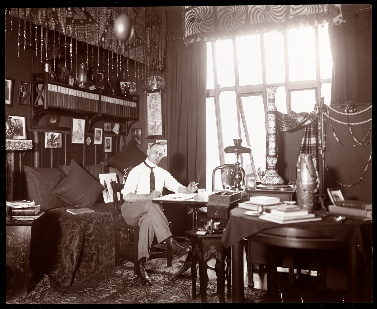 विल आर। बार्न्स अपने स्टूडियो में ड्राइंग करते हैं, c.1900 (सिल्वर जिलेटिन प्रिंट) द्वारा बायरन कंपनी