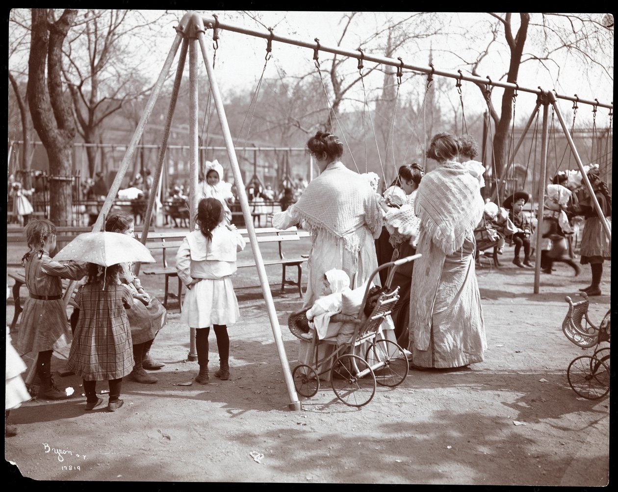आर्बर डे, टोमकिन्स स्क्वायर पार्क, न्यूयॉर्क, 1904 (सिल्वर जिलेटिन प्रिंट) पर झूलों पर महिलाएं और बच्चे द्वारा बायरन कंपनी
