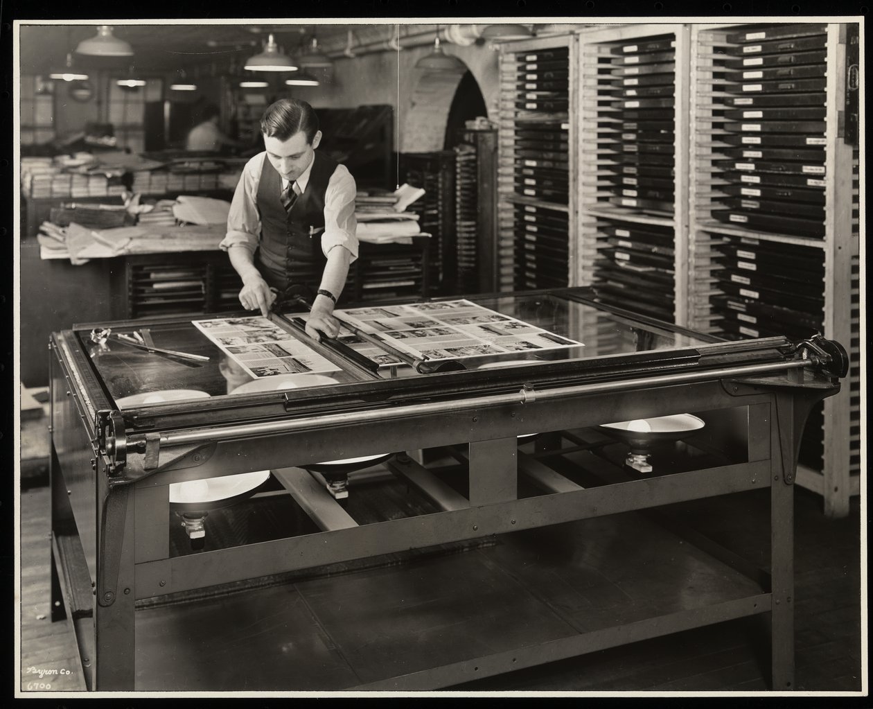 Unz und Co., 24 Beaver Street, New York, 1932 (सिल्वर जिलेटिन प्रिंट) में एक हल्की टेबल पर एक लेआउट पर काम द्वारा बायरन कंपनी