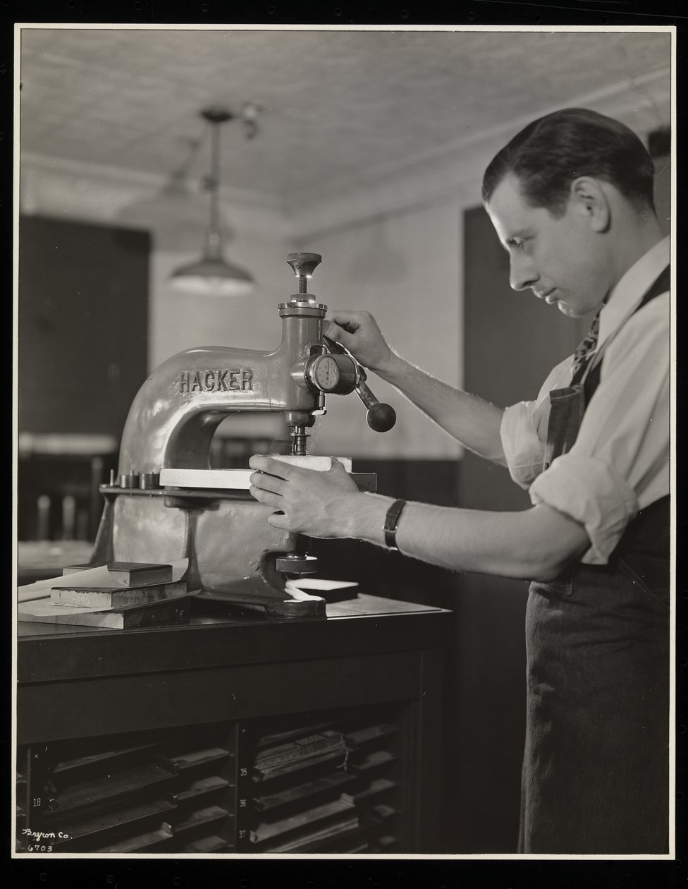 Unz und Co., 24 Beaver Street, New York, 1932 (सिल्वर जिलेटिन प्रिंट) में काम करना द्वारा बायरन कंपनी